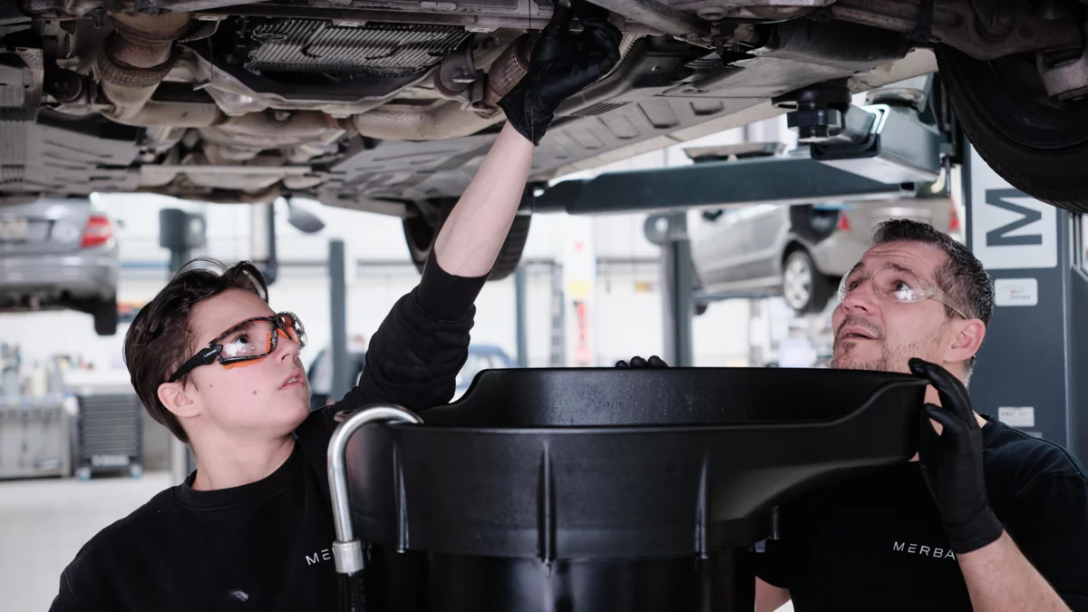 Stage d&rsquo;orientation vari&eacute; dans la formation technique de base de la branche automobile.